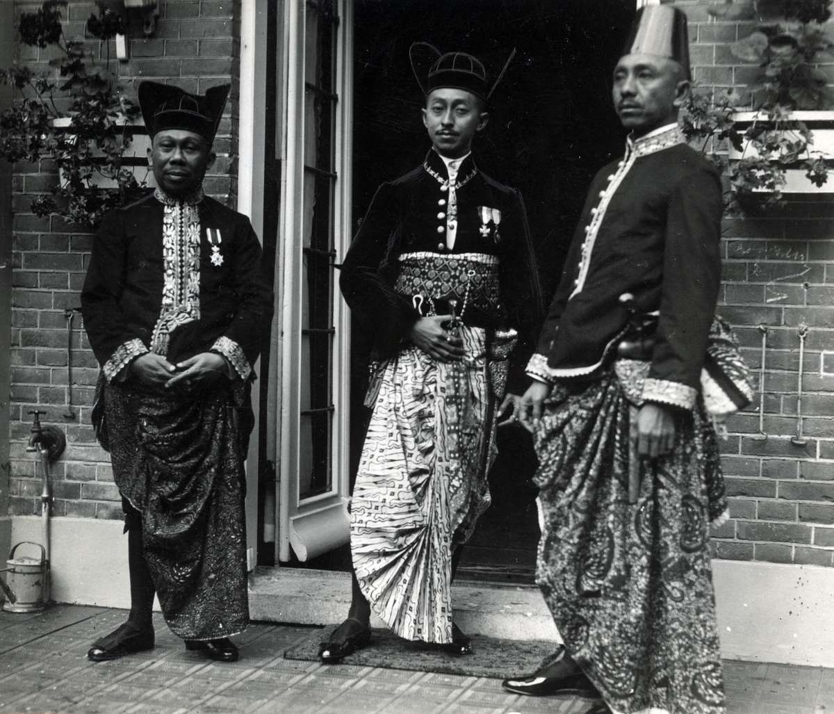 Dari kiri ke kanan: Dr. Radjiman Wediodiningrat, Kusumo Yudo, Raden Mas Ngabeihi. Sumber: Memory of Netherlands